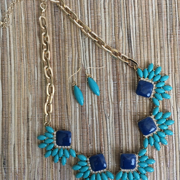 3/$30! Turquoise and Blue Statement Necklace - Picture 3 of 5